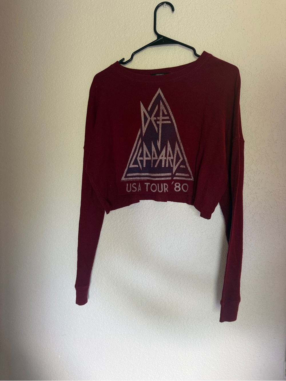 Forever 21 Burgundy Cropped Long-Sleeve Graphic Sweatshirt